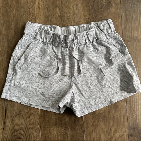 Lululemon On The Fly Short 2.5" Wee Are From Space / Alpine White - Size 8 - Picture 5 of 9